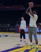 一触即发！詹姆斯完成赛前热身 超远中场logo三分连中