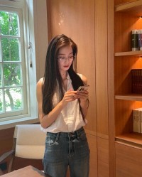 开云体育网站-东方卫视冯琳晒日常照，无框眼镜配长发，简约穿搭穿出十足高干风