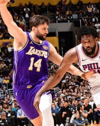 开云体育网站-东契奇受伤！湖人大逆转，詹姆斯8失误破NBA纪录，里夫斯35分救主