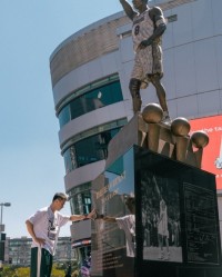 赵继伟社媒晒赴美动态：感想最多的就是到科比雕像前